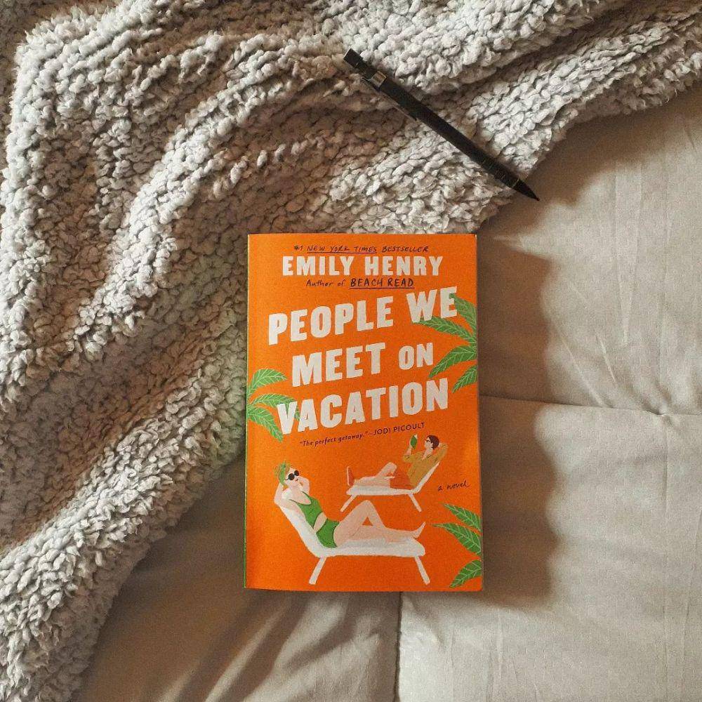 novel People We Met on Vacation (instagram.com/hidinginmybookshelf)