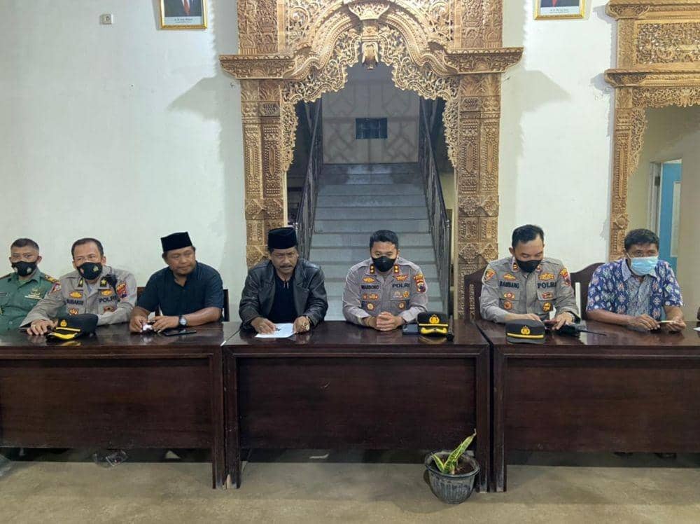 Kapolres Jepara AKBP Warsono bersama Ketua DPRD saat menggelar dialog dengan warga dia Desa yang terlibat bentrokan. (Dok Polda Jateng)