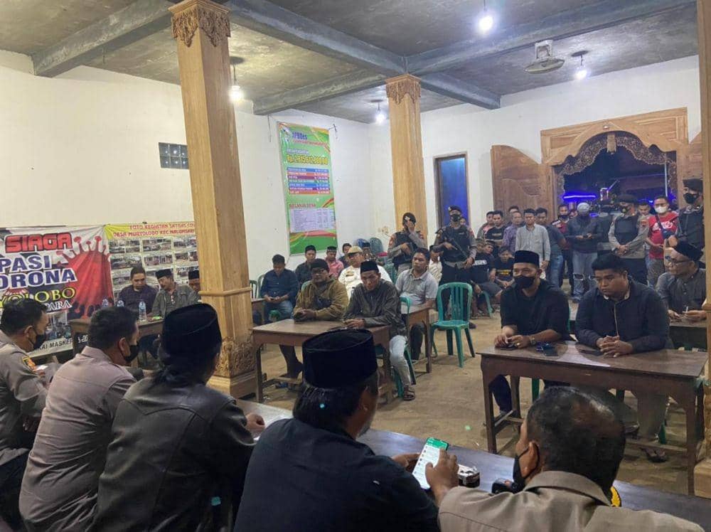 Warga dia desa di Jepara membahas bentrokan yang menewaskan seorang pemuda. (Dok Polda Jateng)