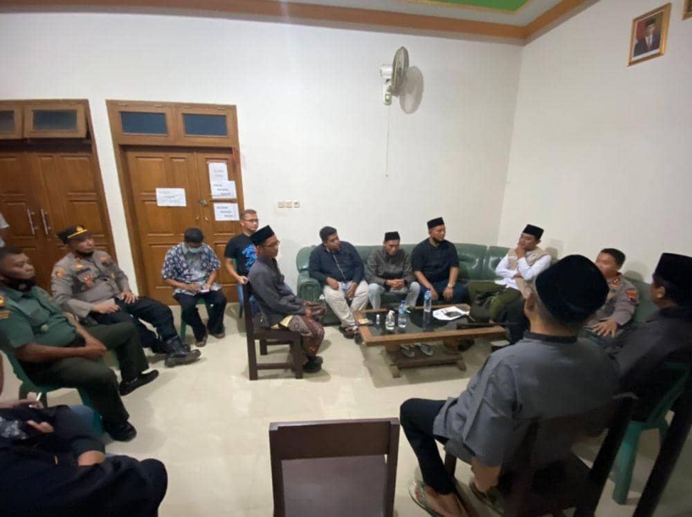 Tokoh masyarakat dan petinggi desa saat mengungkapkan kronologi kejadian bentrokan yang menewaskan seorang pemuda. (Dok Polda Jateng)