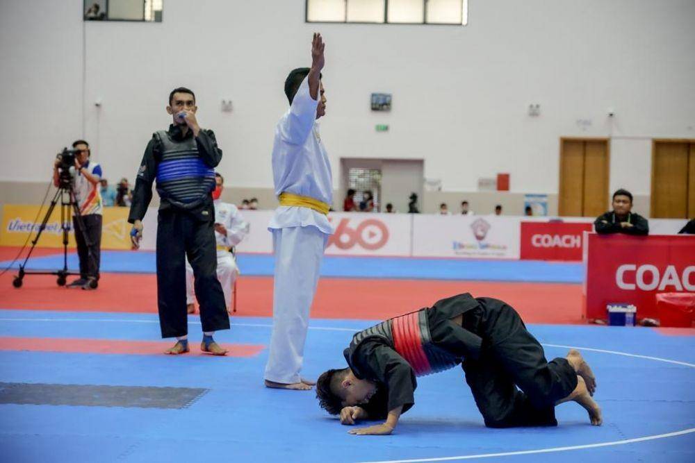 M Yachser Arafa (biru) turun di final kelas 55-60kg putra kontra pesilat Singapura Muhammad Hazim partai final di Bac Tu Liem Sport Center, Ha Noi. (dok. NOC Indonesia/MP Media/Evan Andraws)