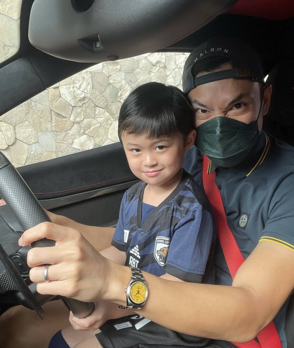 potret Harvey Moeis sedang momong Raphael dan Mikhael (instagram.com/raphaelmoeis)