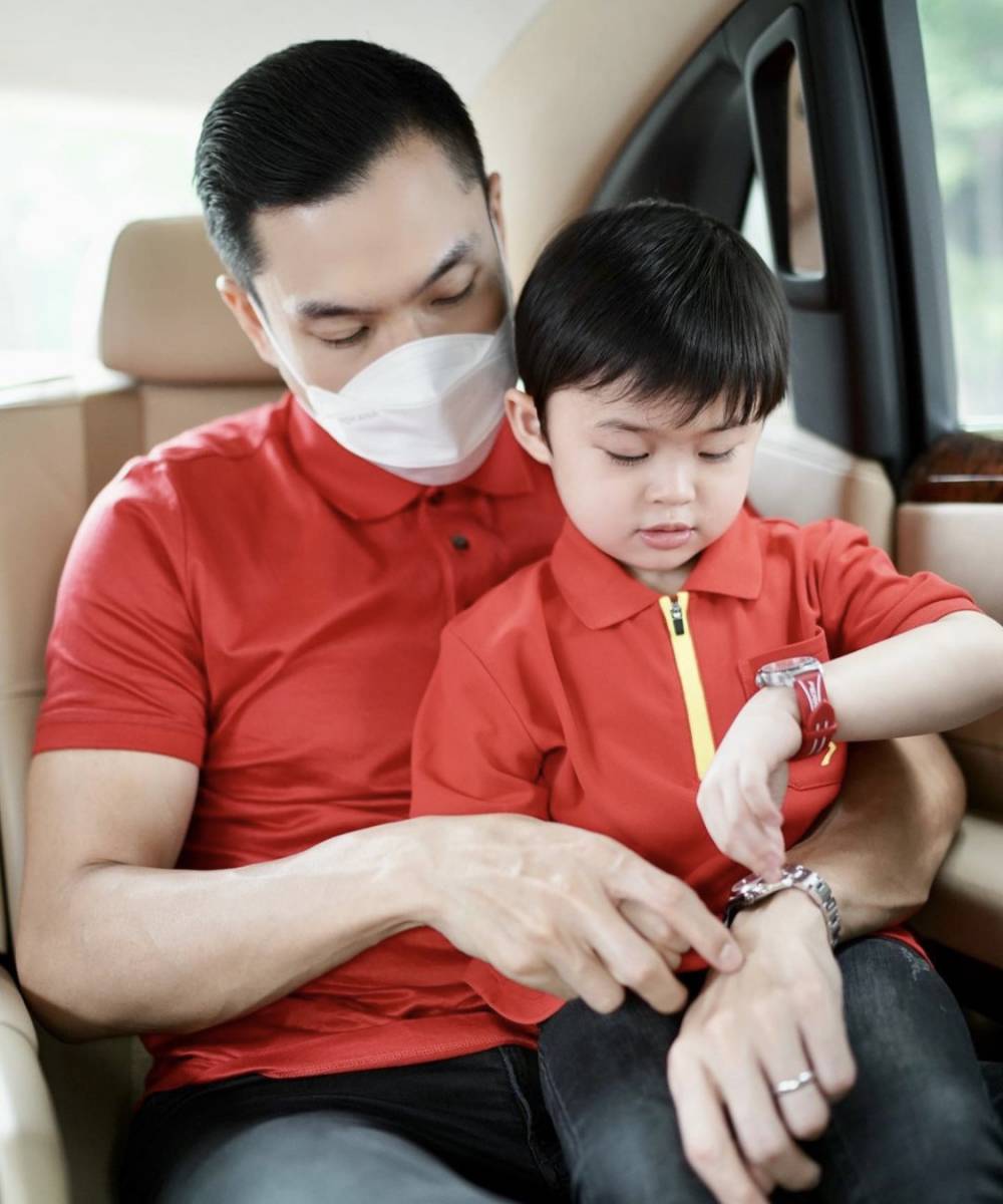 potret Harvey Moeis sedang momong Raphael dan Mikhael (instagram.com/raphaelmoeis)