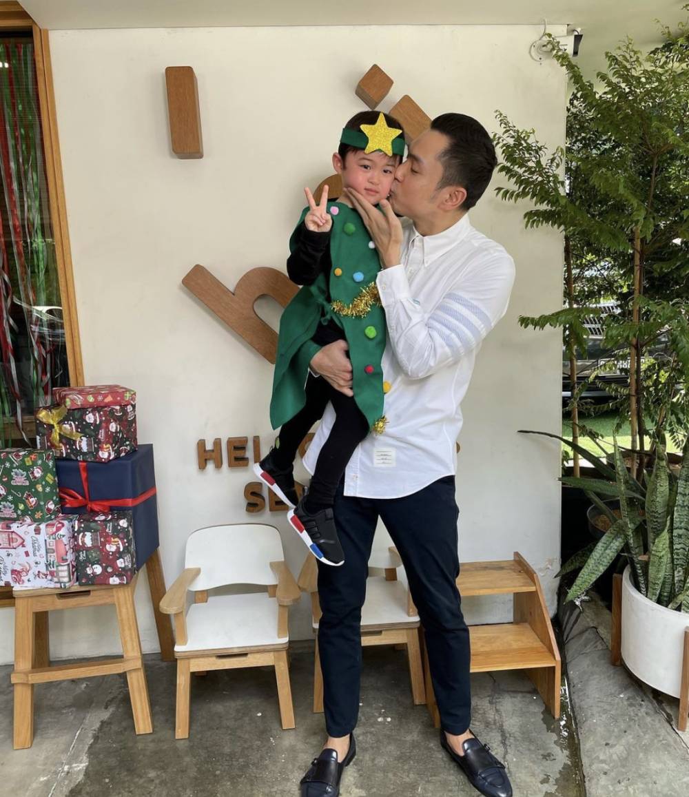 potret Harvey Moeis sedang momong Raphael dan Mikhael (instagram.com/raphaelmoeis)