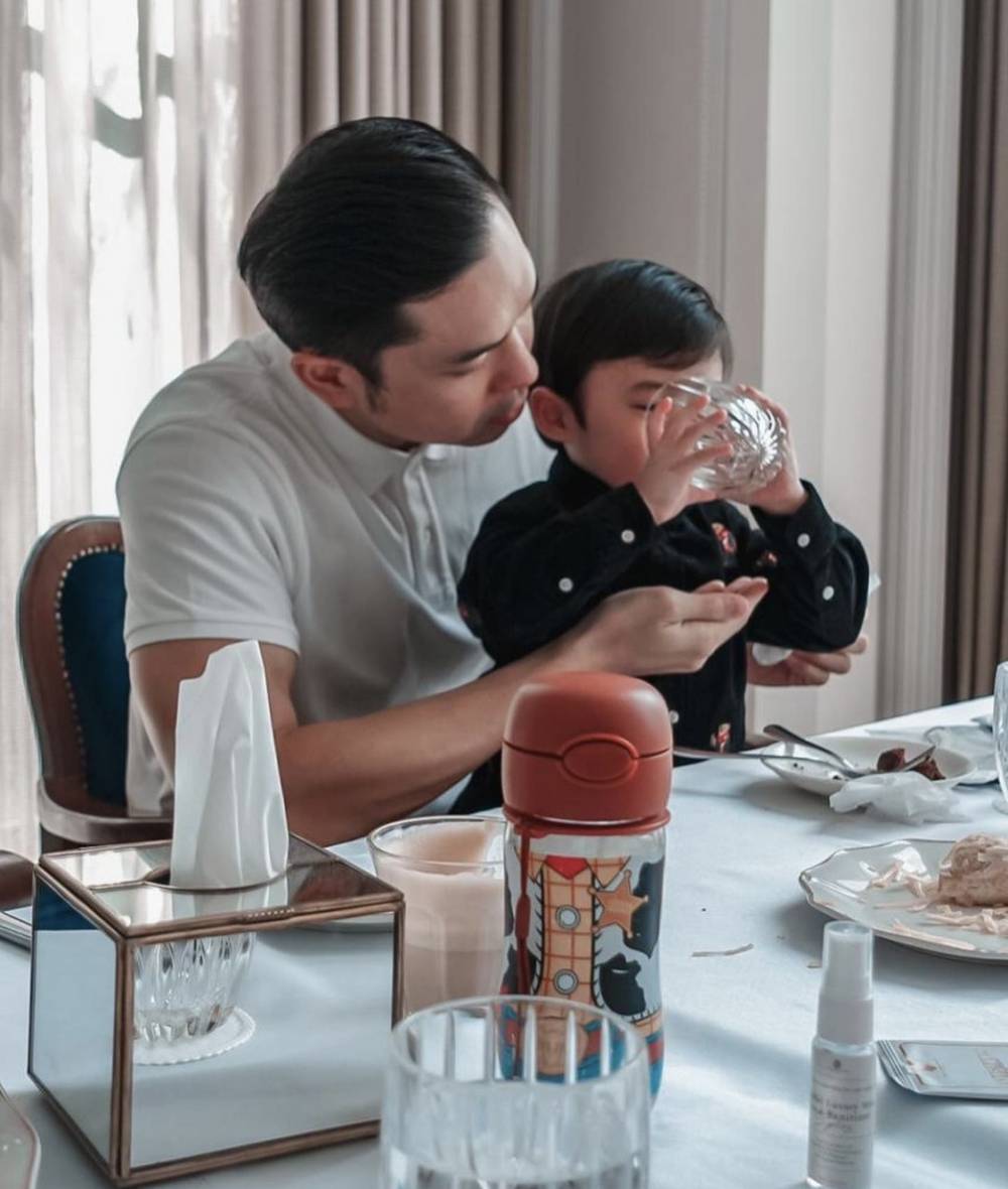 potret Harvey Moeis sedang momong Raphael dan Mikhael (instagram.com/raphaelmoeis)