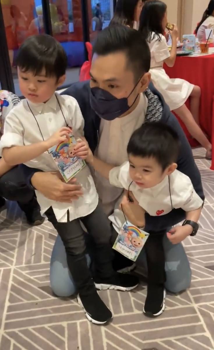 potret Harvey Moeis sedang momong Raphael dan Mikhael (instagram.com/mikhaelmoeis2)