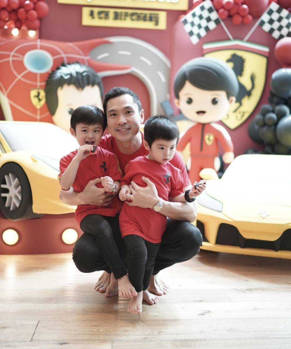 potret Harvey Moeis sedang momong Raphael dan Mikhael (instagram.com/mikhaelmoeis2)