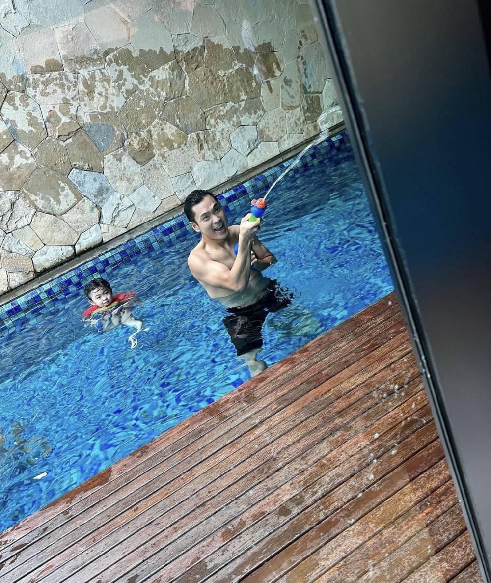 potret Harvey Moeis sedang momong Raphael (instagram.com/raphaelmoeis)