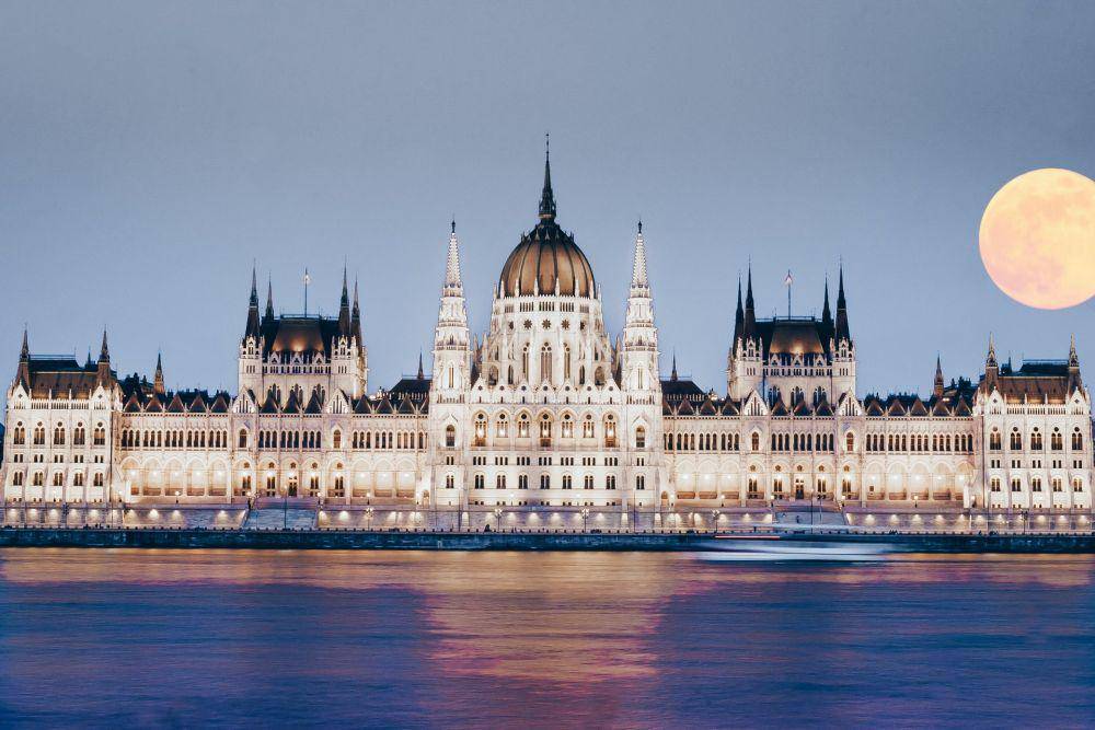 Budapest, Hungaria (Unsplash.com/Jure Tufekcic)