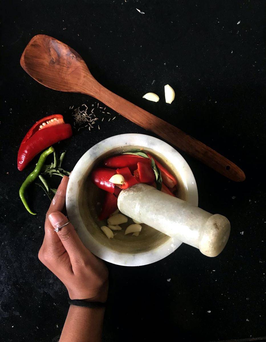 ilustrasi menghaluskan bumbu dapur (pexels.com/Rama Khandkar)