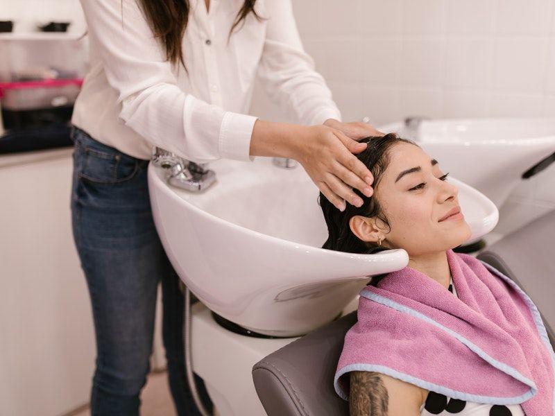 5 Efek Keramas Tiap Hari, Rambut Bisa Jadi Rusak