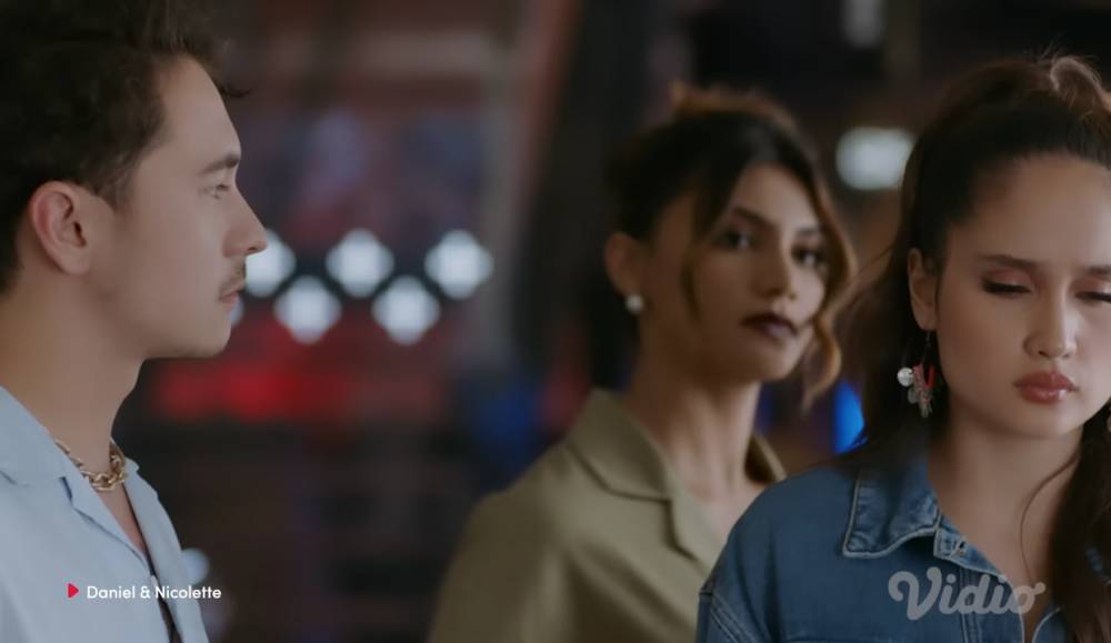 cuplikan adegan Cinta Laura dalam series 'Daniel and Nicolette' (youtube.com/Vidio)