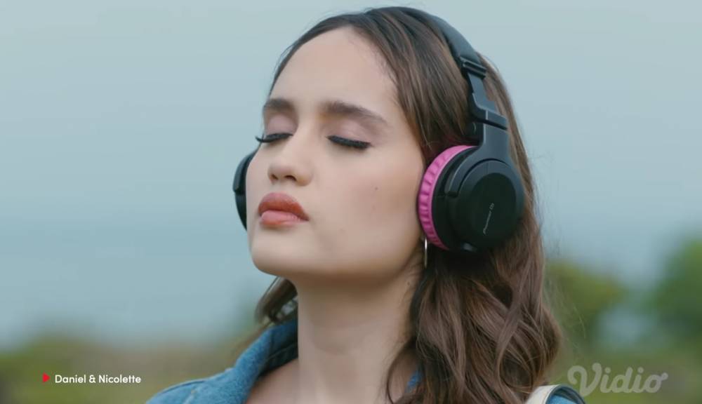 cuplikan adegan Cinta Laura dalam series 'Daniel and Nicolette' (youtube.com/Vidio)
