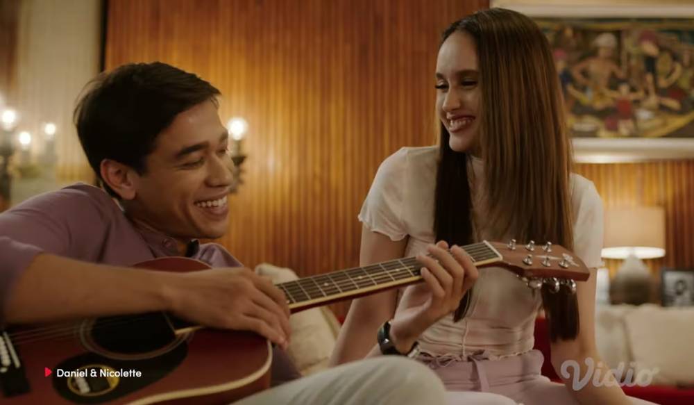 cuplikan adegan Cinta Laura dalam series 'Daniel and Nicolette' (youtube.com/Vidio)
