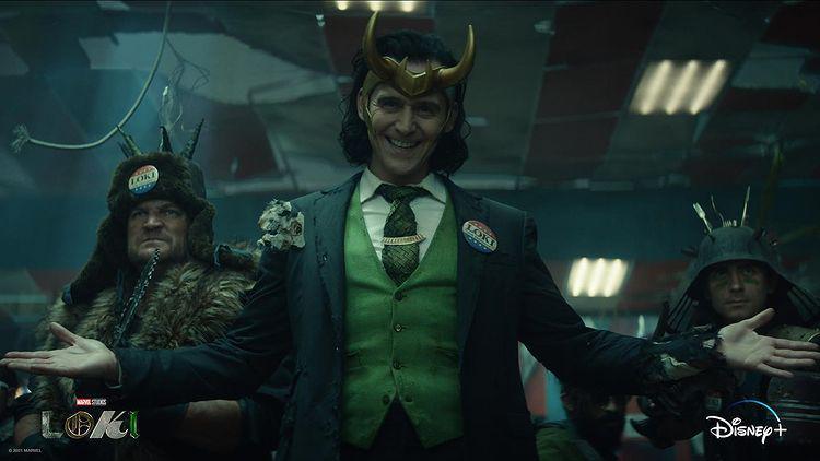 10 Inspirasi OOTD Setelan Jas ala Tom Hiddleston, Elegan Abis!