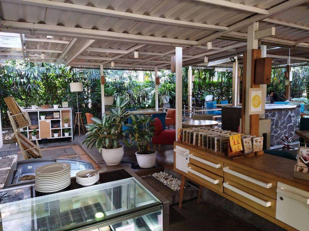 Cafe Halaman, Bandung (instagram.com/dwissss)