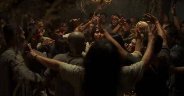 Widya dikepung para demit ( Dok. MD Pictures / KKN di Desa Penari )