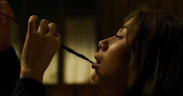 Widya menarik rambut dari mulutnya ( Dok. MD Pictures / KKN di Desa Penari )