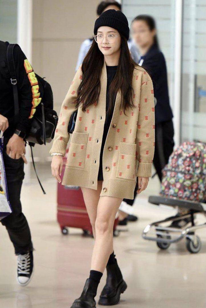 boots ala Jisoo BLACKPINK (instagram.com/blackpinkfashionupdate)