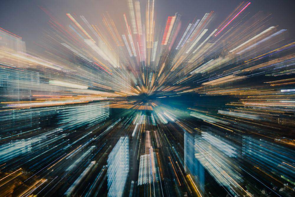 ilustrasi bergerak dengan kecepatan cahaya (unsplash.com/Chuttersnap)