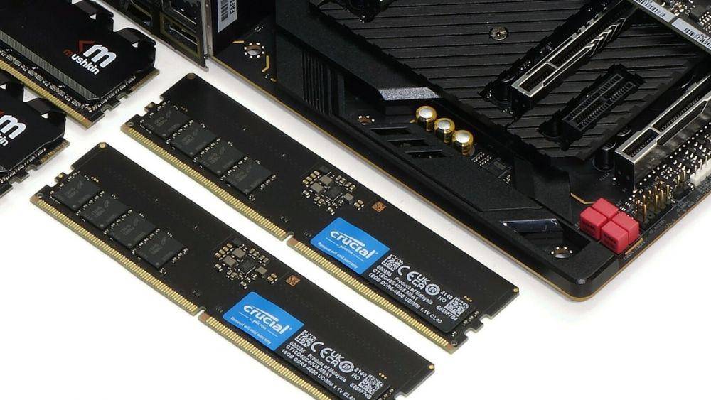 ilustrasi keping RAM dengan teknologi DDR5 (pcmag.com/Thomas Sonderstrom)
