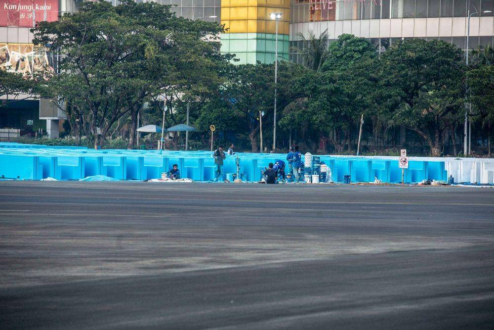 Pekerja menyelesaikan pembangunan Sirkuit Jakarta International E-Prix Circuit (JIEC) yang telah diaspal di kawasan Taman Impian Jaya Ancol, Jakarta, Rabu(13/4/2022). (ANTARA FOTO/Muhammad Adimaja)