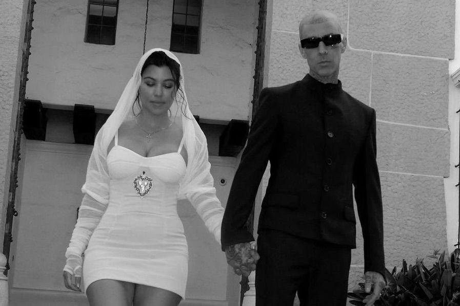 9 Potret Pernikahan Kourtney Kardashian dan Travis Barker, Unik!