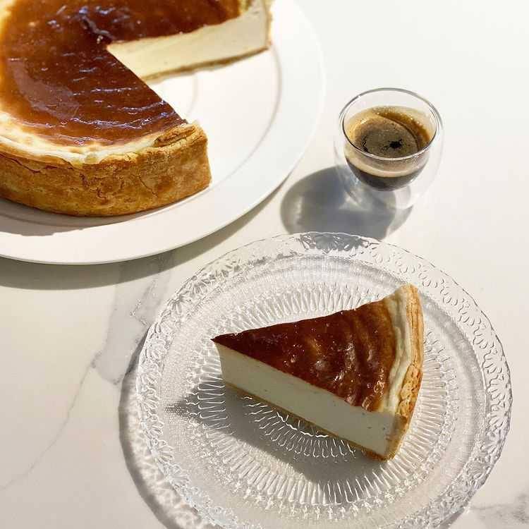 Parisian flan (instagram.com/moniquefeybesse)