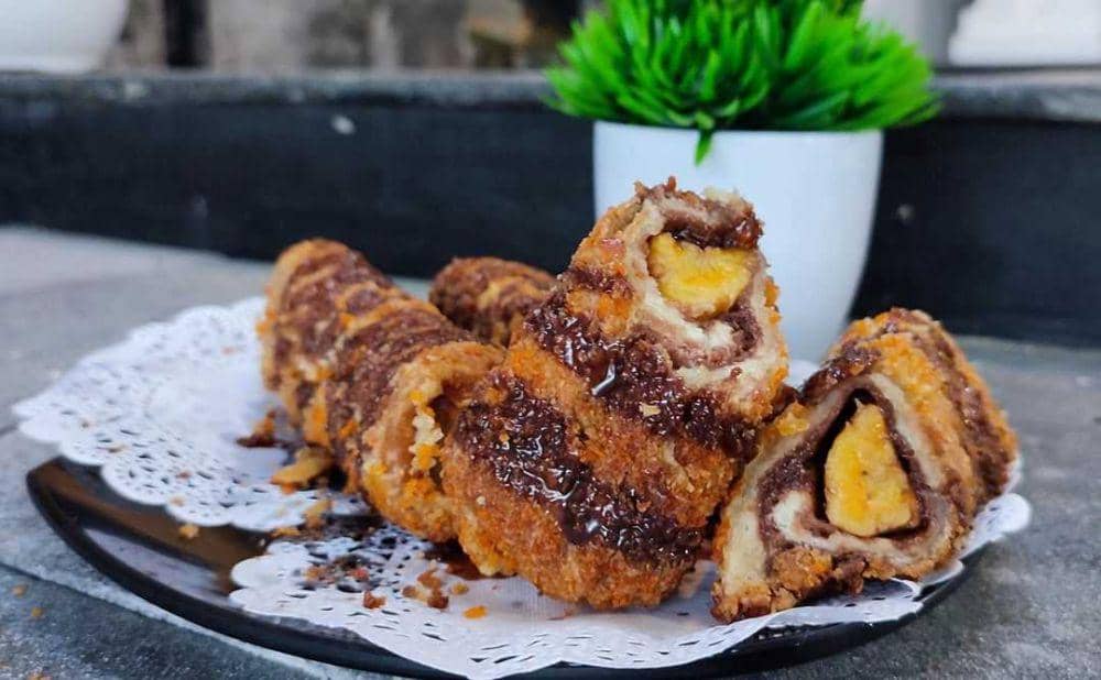 roti goreng isi pisang cokelat (instagram.com/sellaaria)
