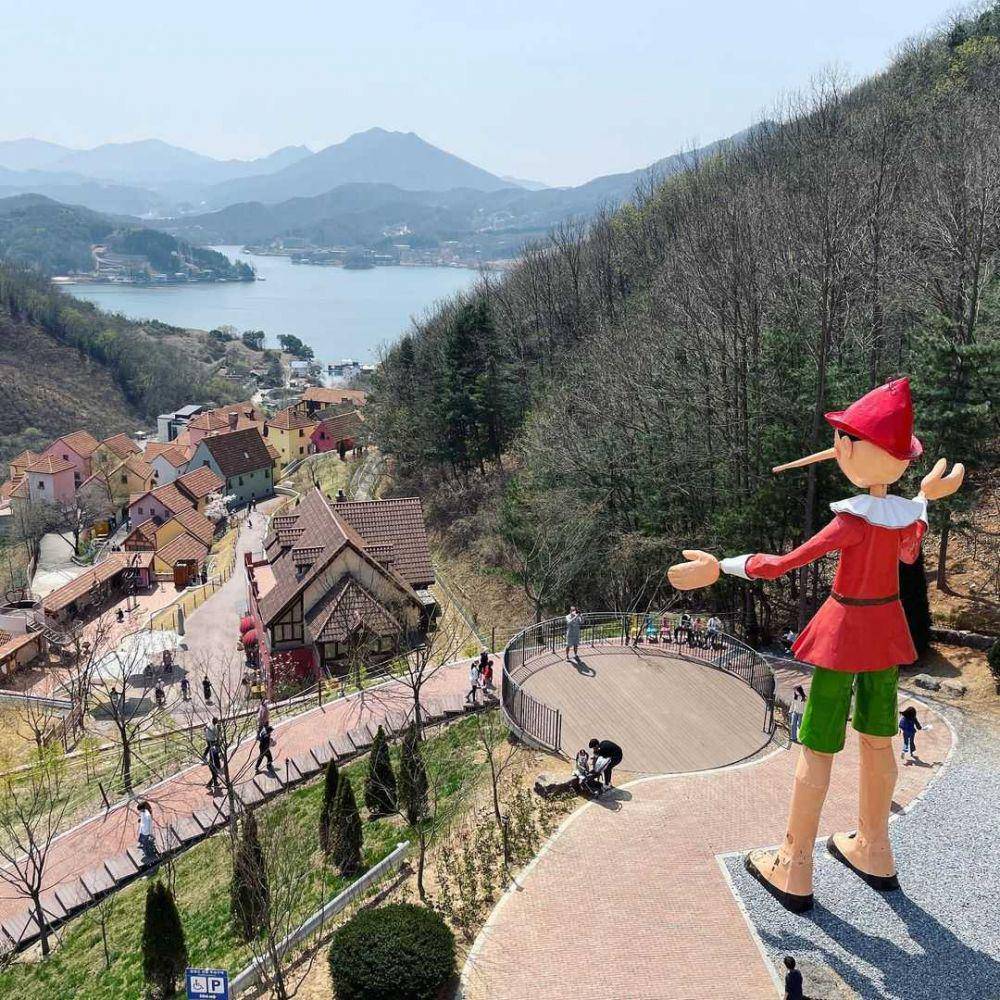 Petite France (instagram.com/pyeonhi_bini)