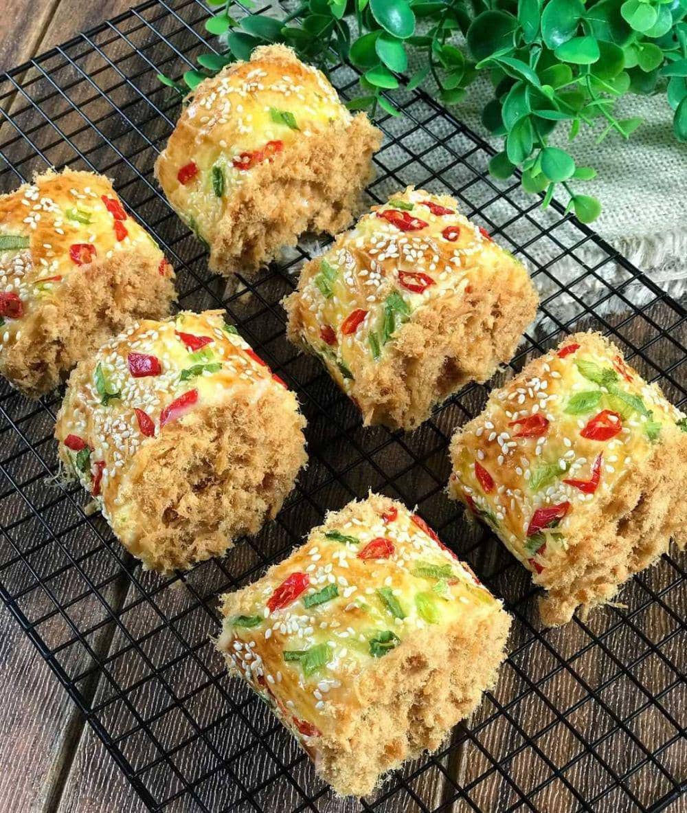 roti gulung abon (instagram.com/lina_dharmaputra)