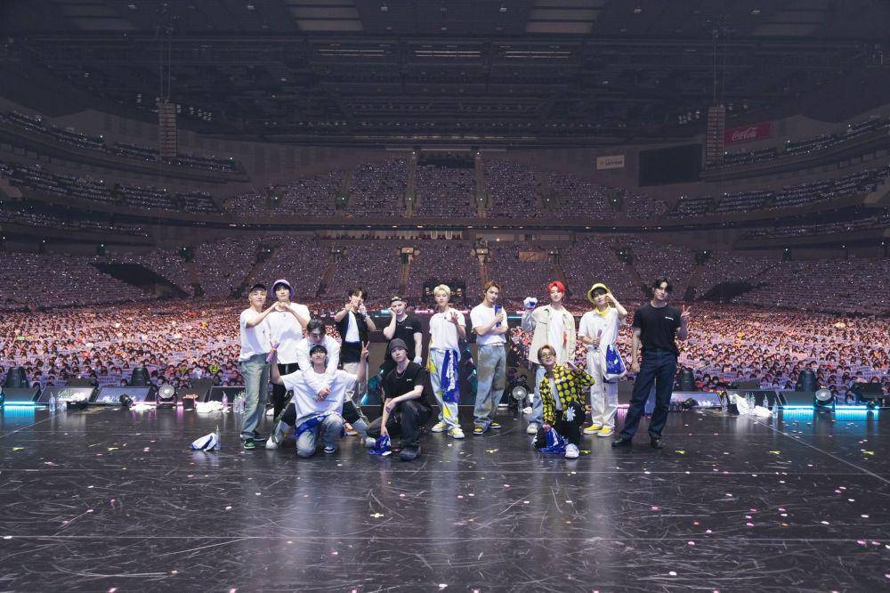 SEVENTEEN melangsungkan sesi foto setelah melangsungkan SEVENTEEN 2022 JAPAN FANMEETING 'HANABI' (twitter.com/pledis_17)