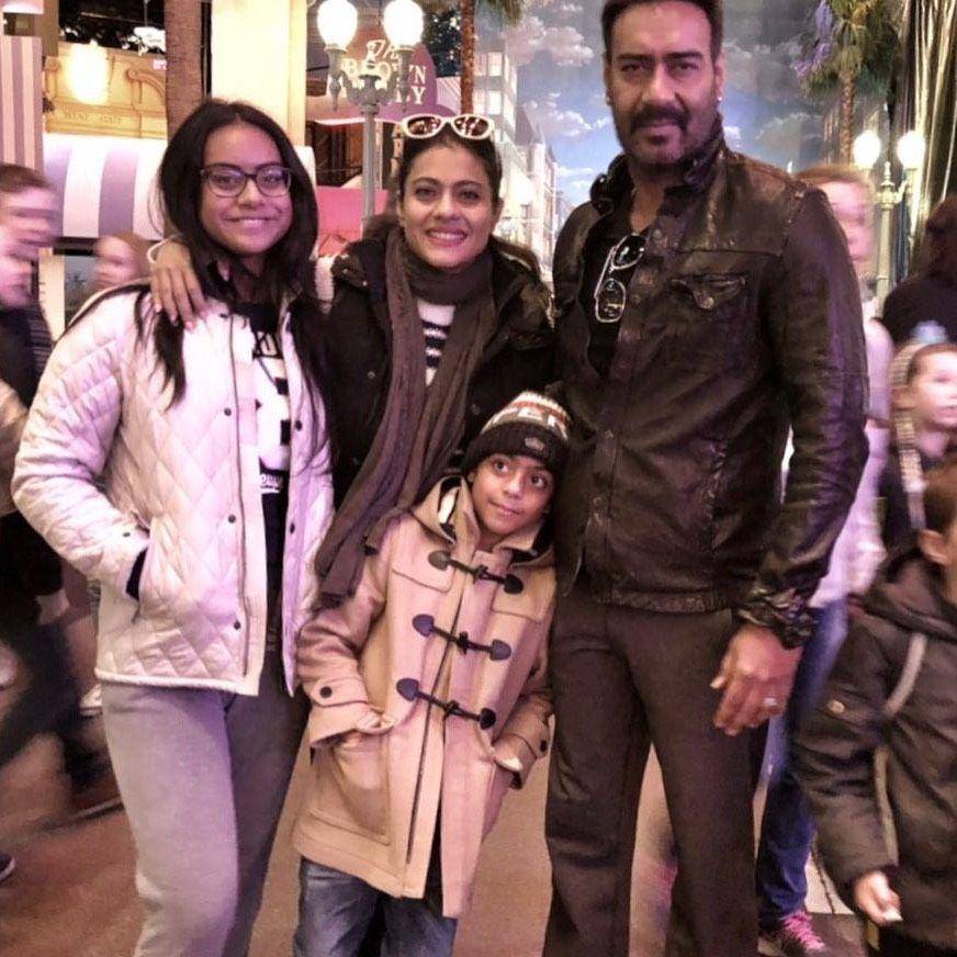 Kajol, suami, dan kedua anaknya (instagram.com/Kajol)