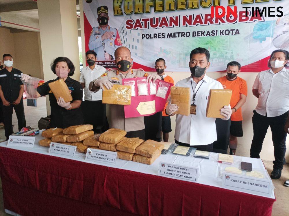 Dua Kurir Narkoba di Bekasi Ditangkap. (IDN Times/Imam Faishal)
