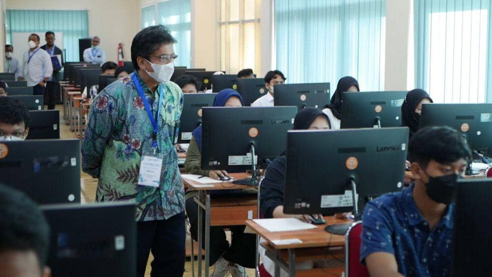 Rektor UNS, Prof Jamal Wiwoho meninjau pelaksanaan UTBK. (Dok/Humas UNS)