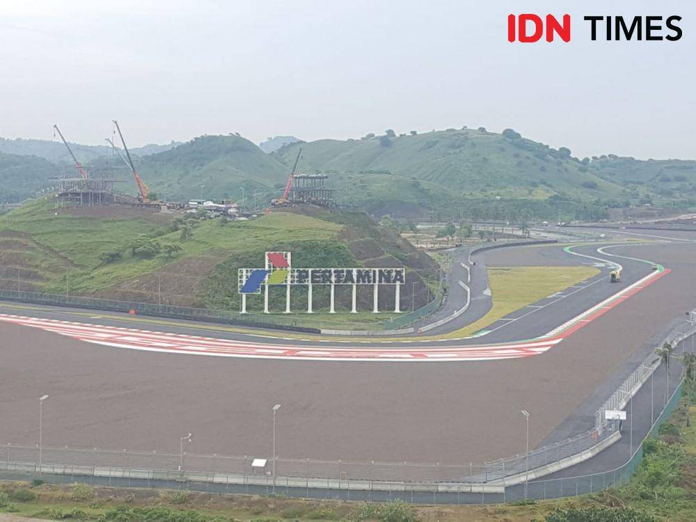 Pemandangan Sirkuit Mandalika dari Bukit Pantai Seger Kuta Lombok Tengah (IDN Times/Muhammad Nasir)
