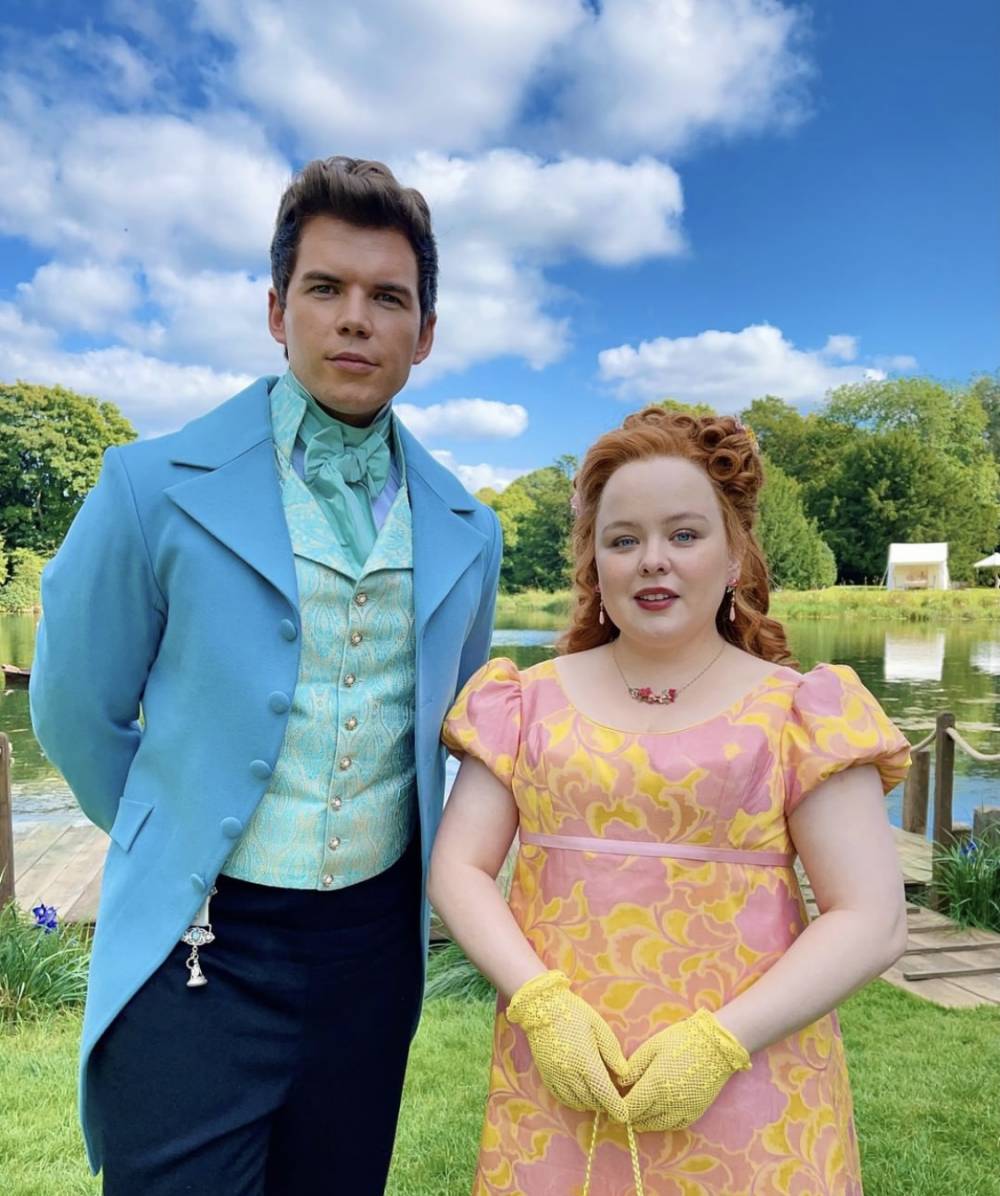 Luke Newton sebagai Colin dan Nicola Coughlan sebagain Penelope (instagram.com/netflixid)
