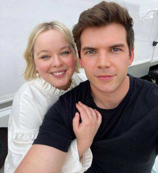 Luke Newton sebagai Colin dan Nicola Coughlan sebagain Penelope (twitter.com/netflixuk)