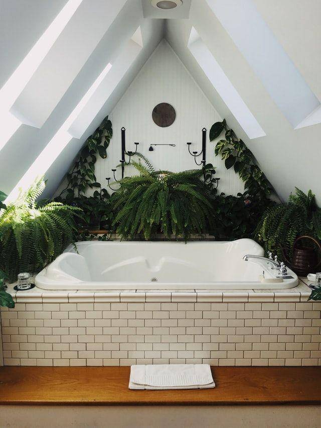 Dekorasi kamar mandi. (unsplash.com/Lisa Moyneur)