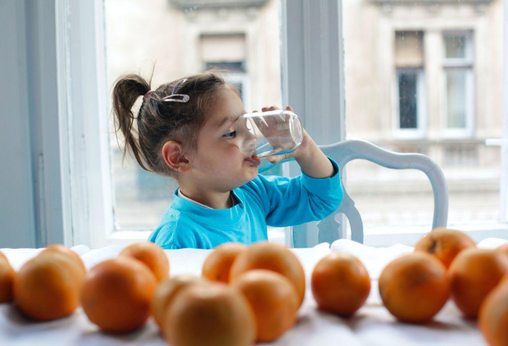 ilustrasi anak-anak sedang minum air putih (pexels.com/Andrea Piacquadio)