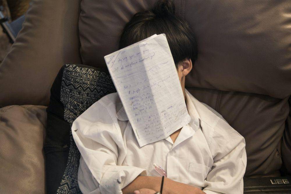 ilustrasi tertidur di sofa (pexels.com/Micah Eleazar)