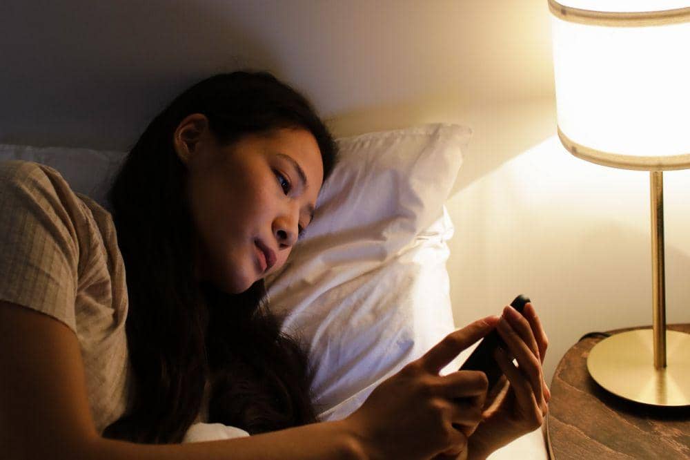 ilustrasi menggunakan telepon genggam (pexels.com/Ron Lach)