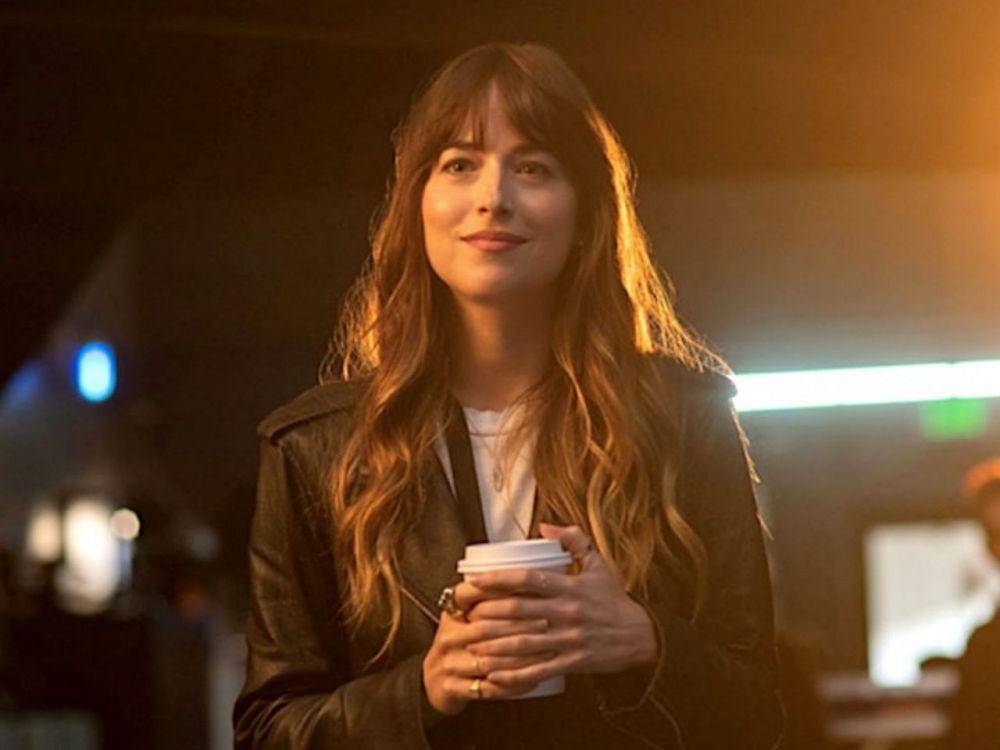 Dakota Johnson sebagai Domino di film Cha Cha Real Smooth (thehollywoodtimes.today)
