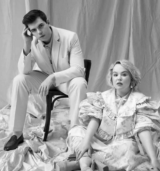 Luke Newton sebagai Colin dan Nicola Coughlan sebagain Penelope (instagram.com/nicolacoughlan)