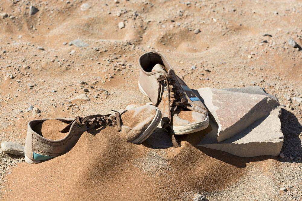 Ilustrasi sepatu orang hilang. (Pixabay.com/mentrea)