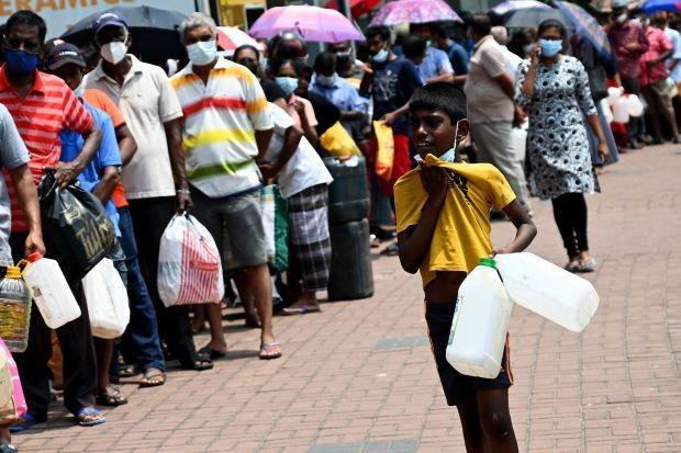 Stok BBM di Sri Lanka Hanya Cukup untuk Sehari, Antrean Warga Mengular