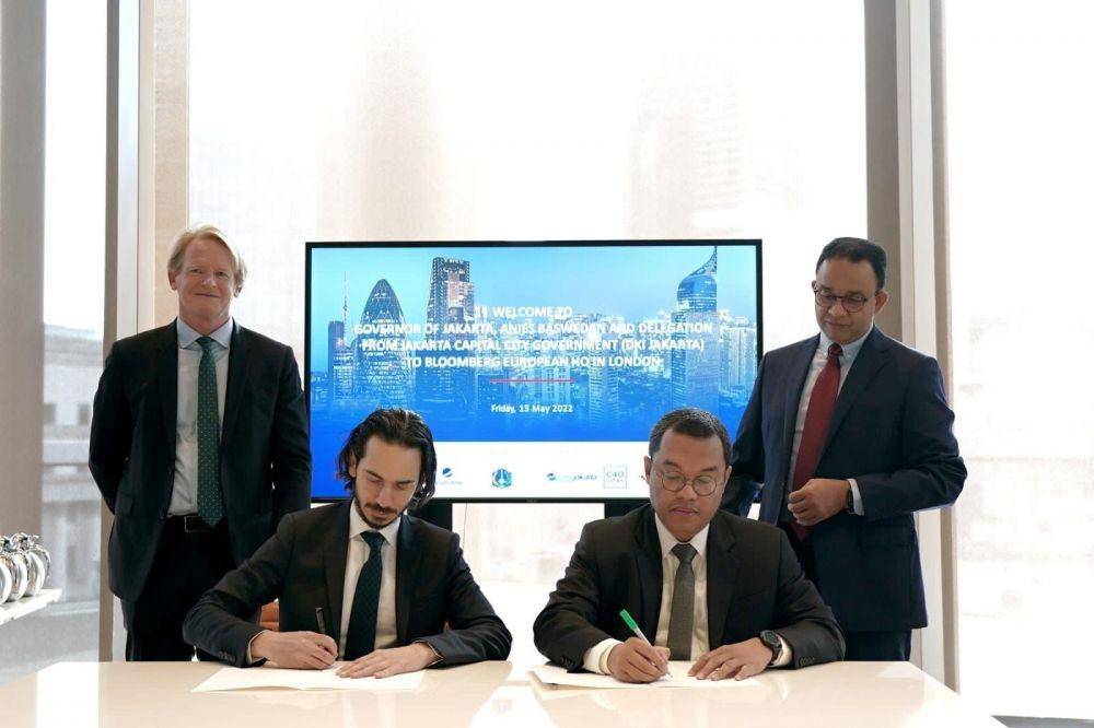 Gubernur DKI Jakarta, Anies Baswedan menyaksikan perjanjian kerja sama dengan Bloomberg New Energy Finance (BNEF), di London, Inggris.