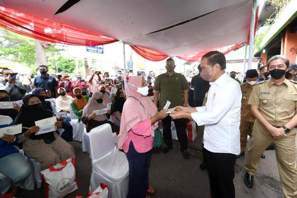 Jokowi bagi-bagi amplop di Pasar Cibinong Bogor, Jawa barat, Selasa (17 Mei 2022) (dok. Sekretariat Presiden)