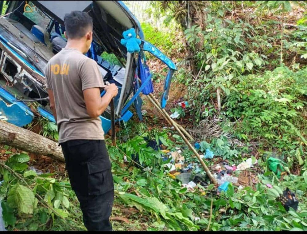 Bus PO Penantian Utama nopol BE 7030 FU masuk jurang di Jalan Lintas barat TNBBS Pekon Pemerihan Kecamatan Bangkunat Kab Pesisir Barat, Selasa (17/5/2022). (Dok Polsek Bengkunat).