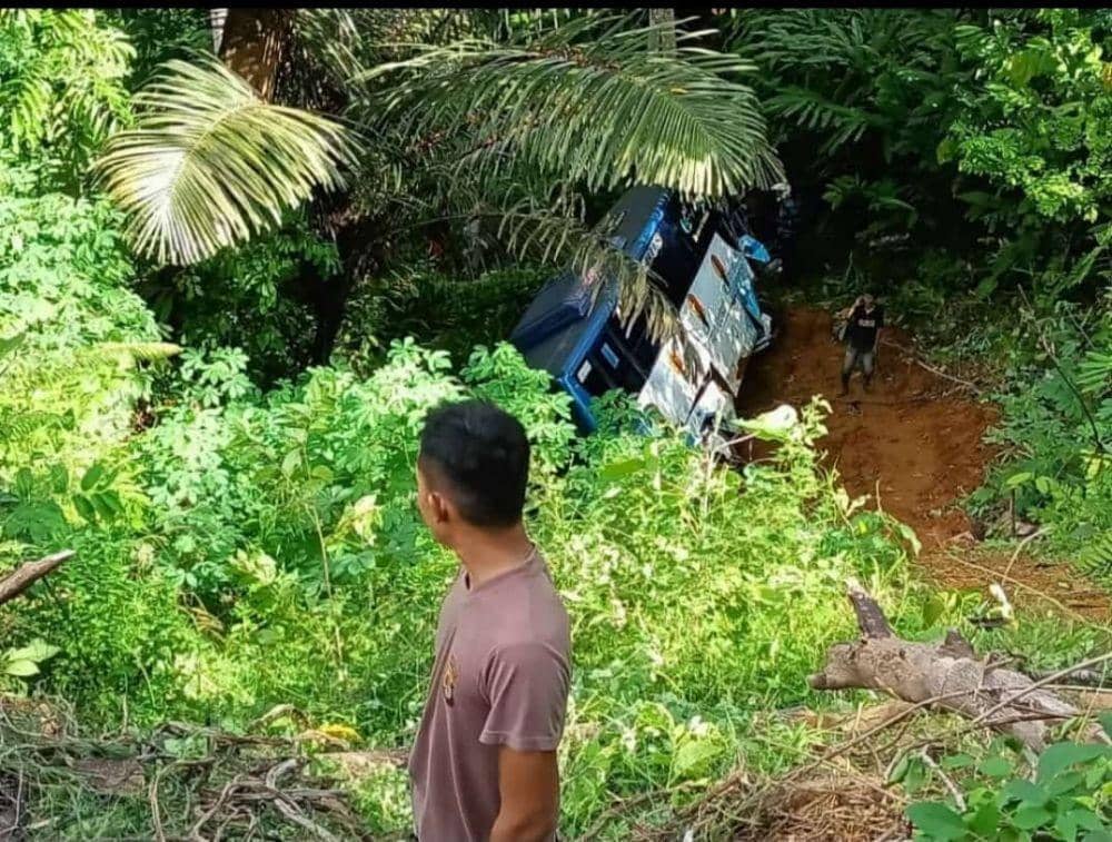 Bus Masuk Jurang di Pesibar, Satu Penumpang Meninggal, Puluhan Luka